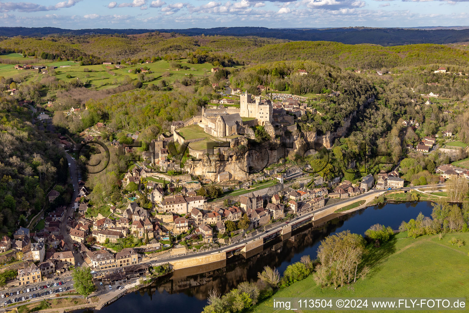 Vue aérienne de Complexe du château de Beynac à Beynac-et-Cazenac dans le département Dordogne, France