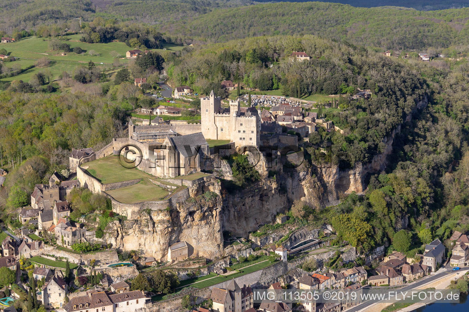 Château de Beynac à Beynac-et-Cazenac dans le département Dordogne, France vue d'en haut