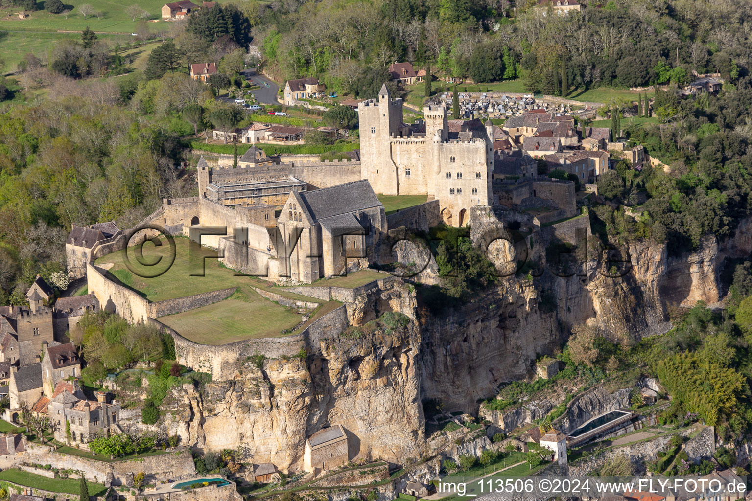 Château de Beynac à Beynac-et-Cazenac dans le département Dordogne, France depuis l'avion