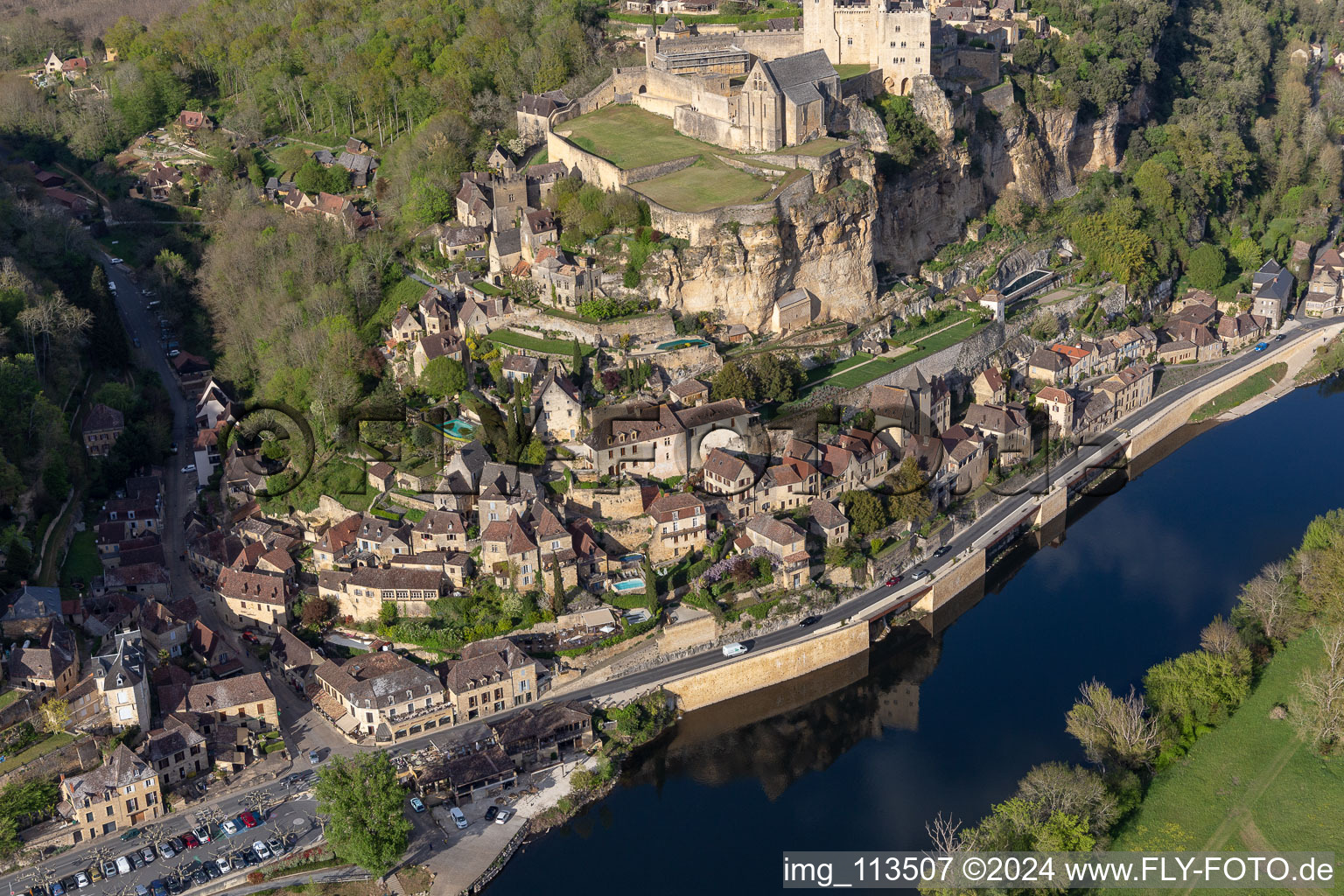 Vue d'oiseau de Château de Beynac à Beynac-et-Cazenac dans le département Dordogne, France