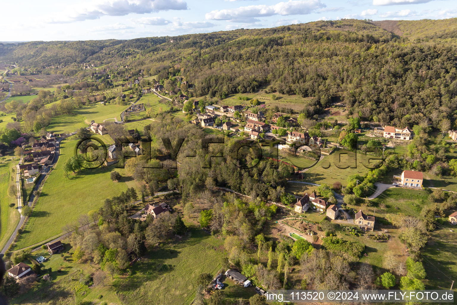 Vue aérienne de Bézenac dans le département Dordogne, France