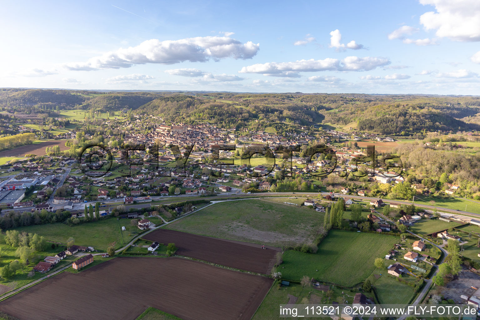 Vue aérienne de Saint-Cyprien dans le département Dordogne, France