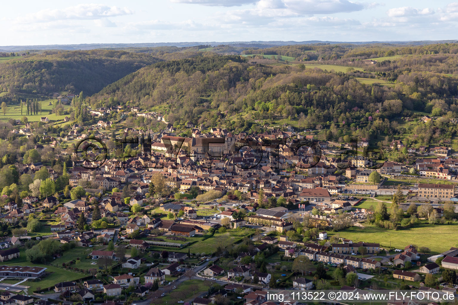 Vue aérienne de Saint-Cyprien dans le département Dordogne, France