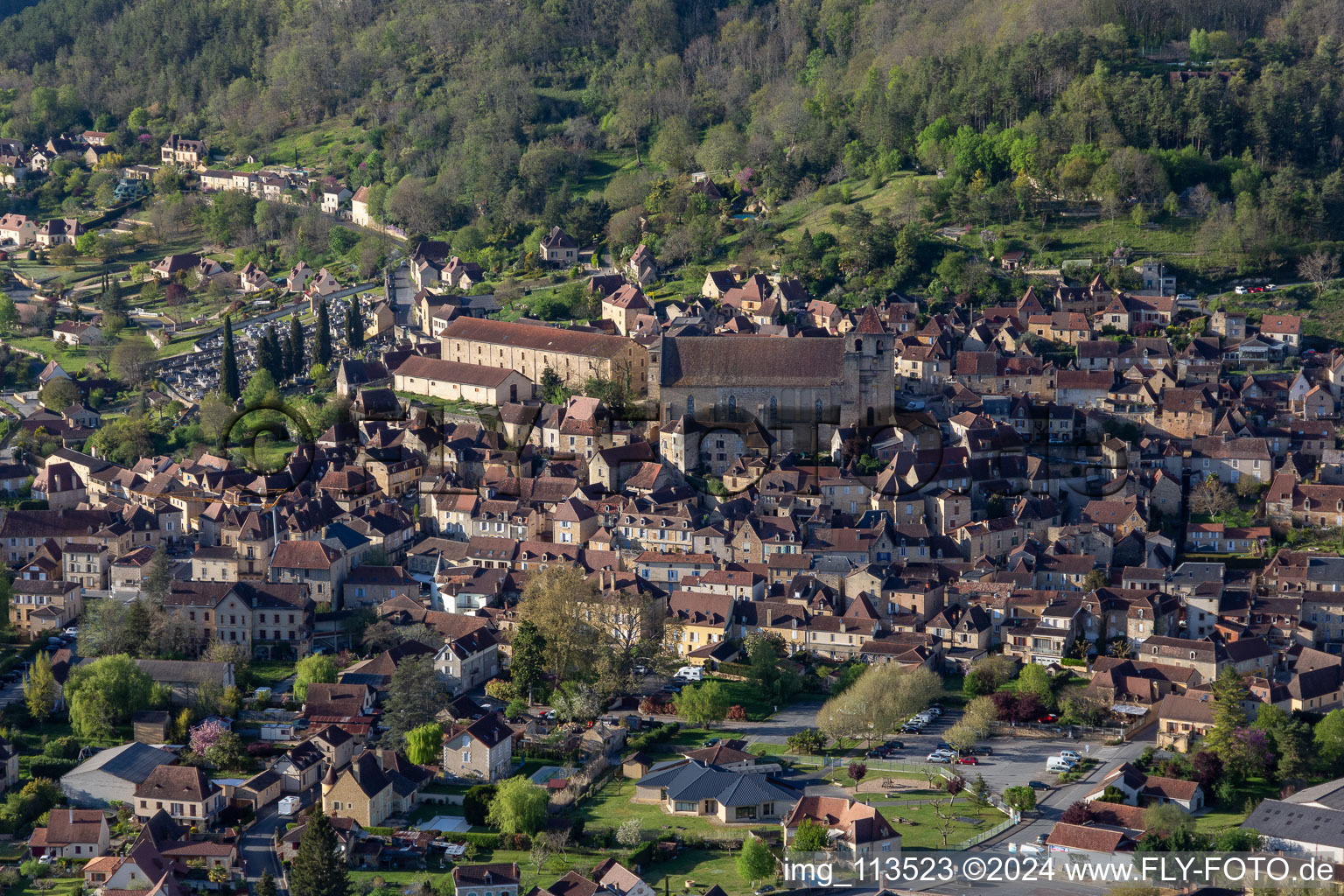 Vue aérienne de Bâtiment de l'Église catholique Saint-Cyprien dans le centre-ville à Saint-Cyprien dans le département Dordogne, France