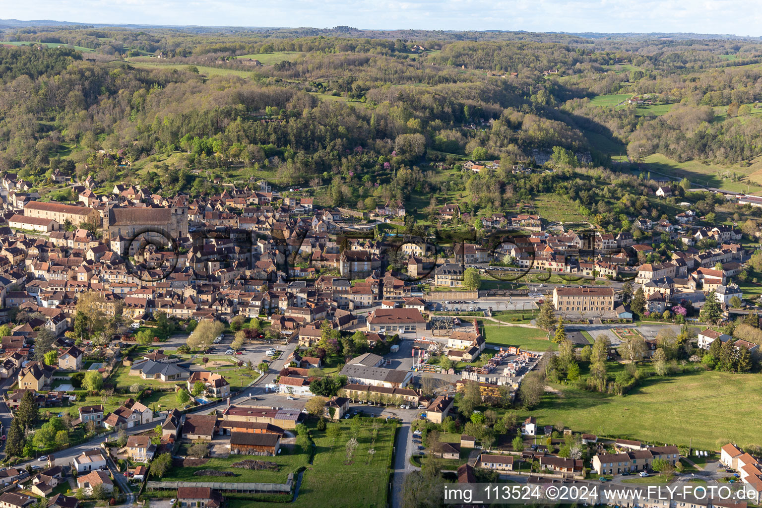 Photographie aérienne de Saint-Cyprien dans le département Dordogne, France