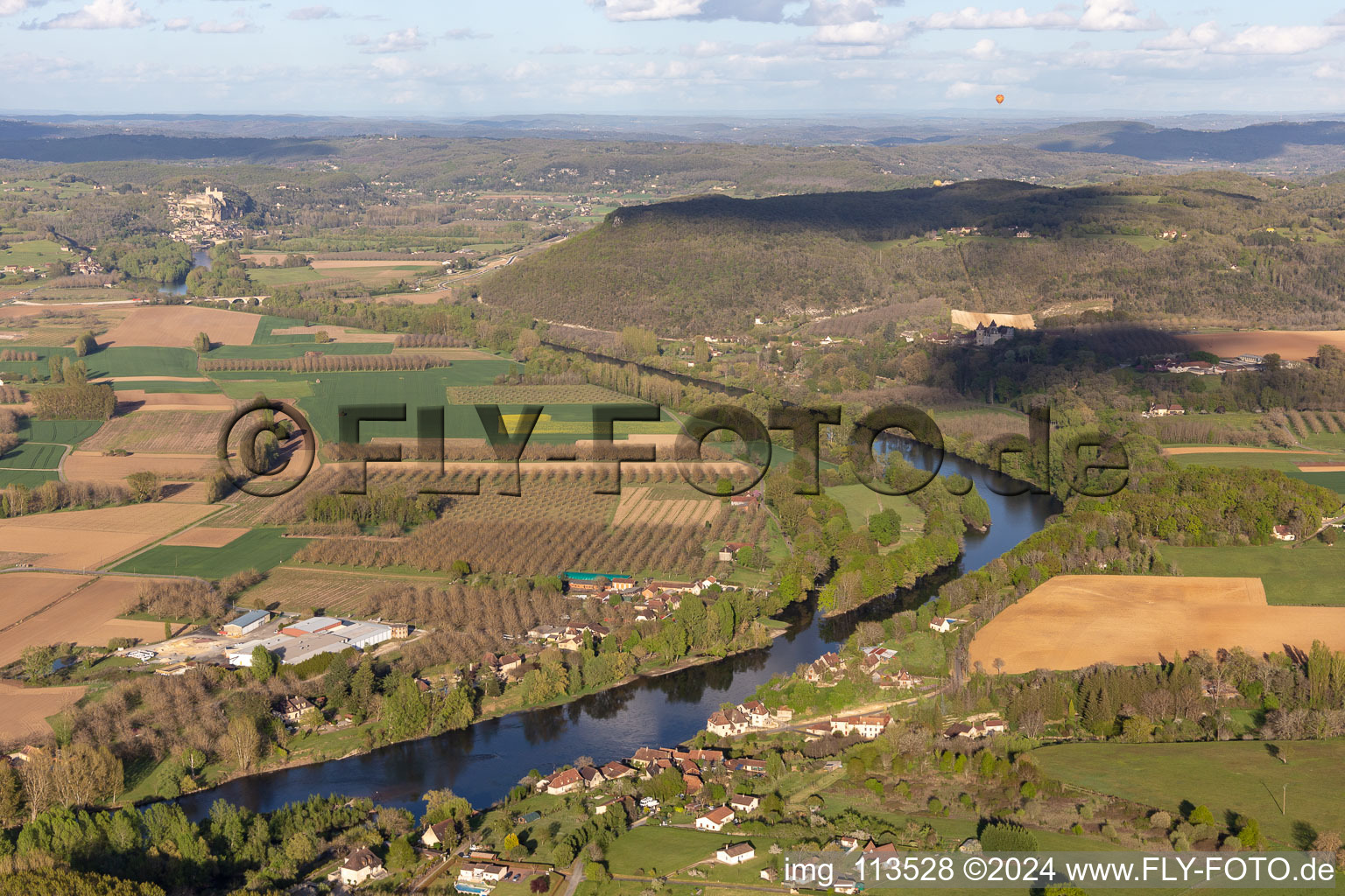 Vue aérienne de Saint-Vincent-de-Cosse dans le département Dordogne, France