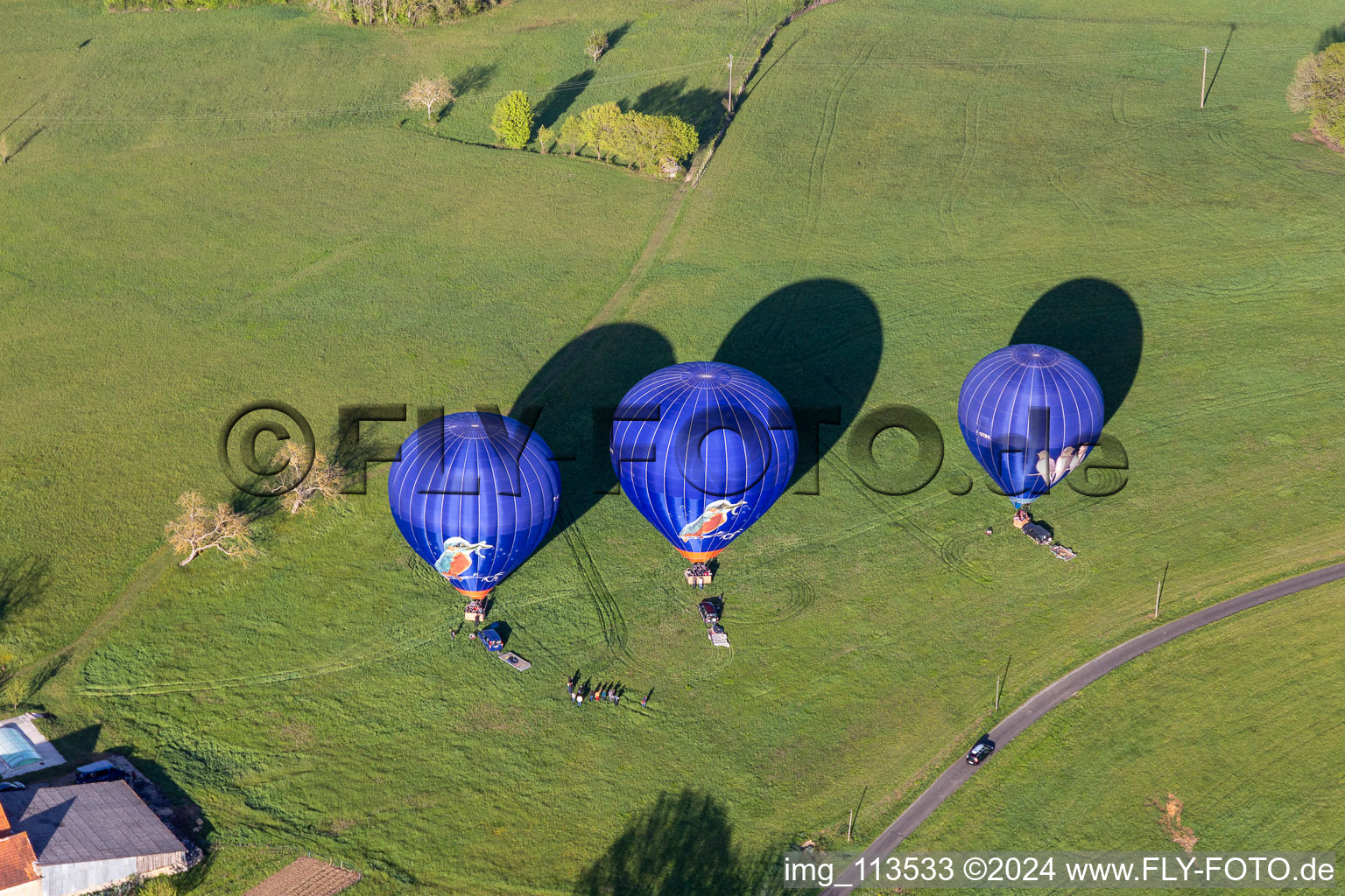 Vue aérienne de Trois montgolfières bleues décollant en Dordogne à Veyrines-de-Domme dans le département Dordogne, France