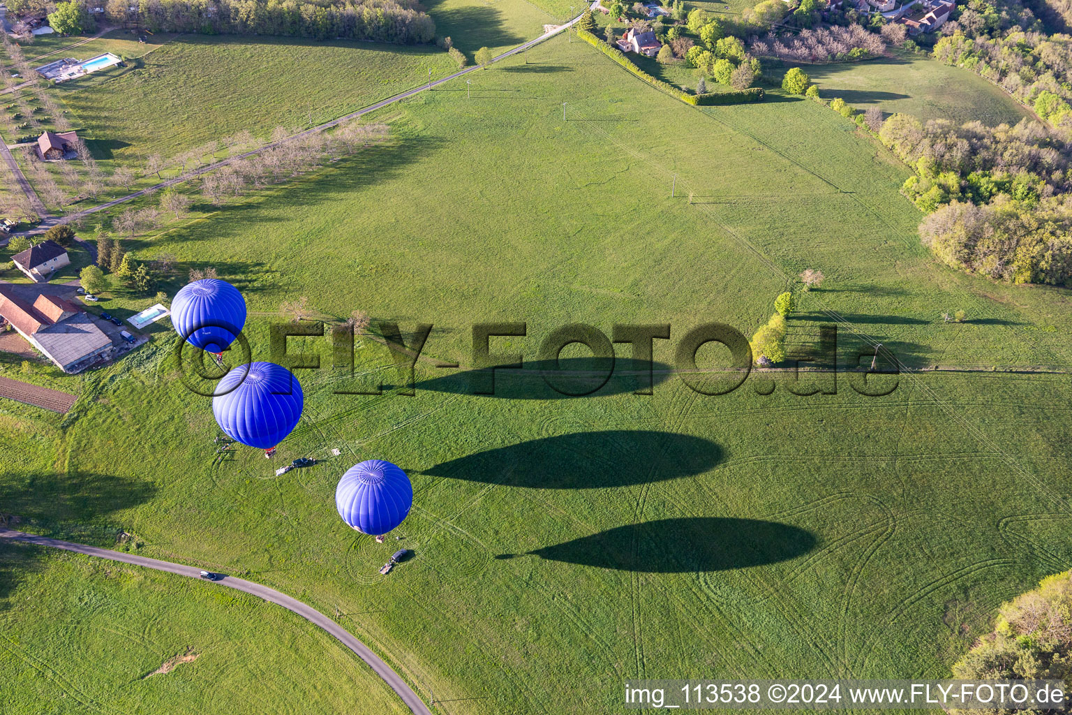 Photographie aérienne de Trois montgolfières bleues décollant en Dordogne à Veyrines-de-Domme dans le département Dordogne, France