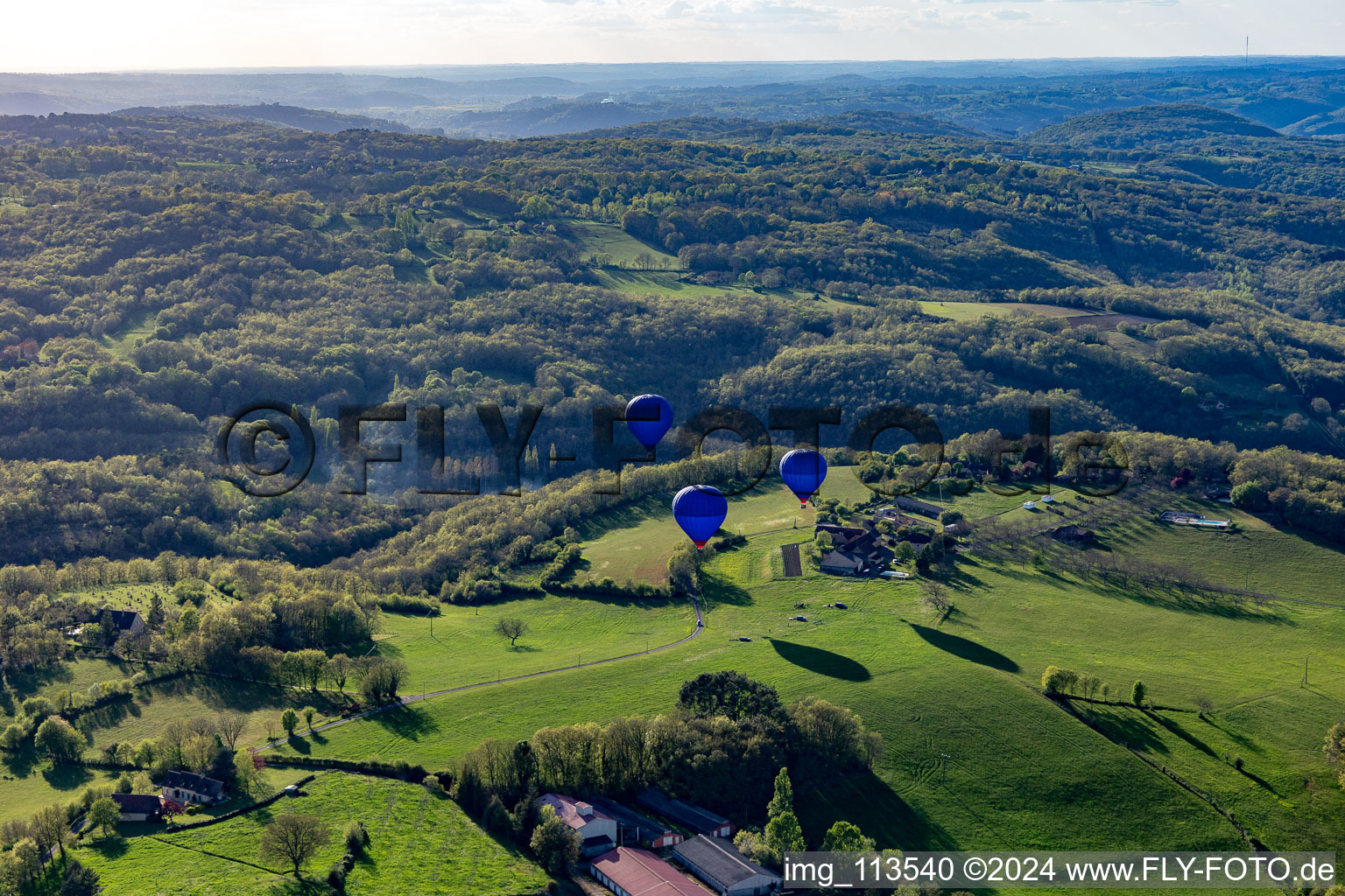 Lancement de ballons à Veyrines-de-Domme dans le département Dordogne, France d'en haut