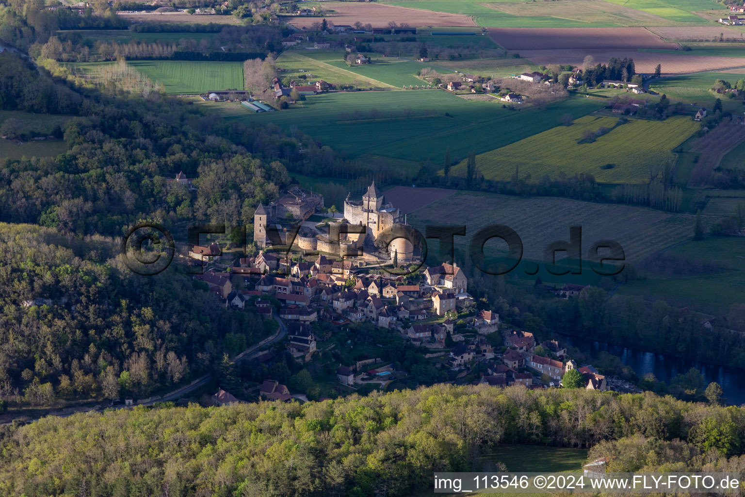 Vue aérienne de Château de Castelnaud-la Chapelle au dessus de la Dordogne à Castelnaud-la-Chapelle dans le département Dordogne, France