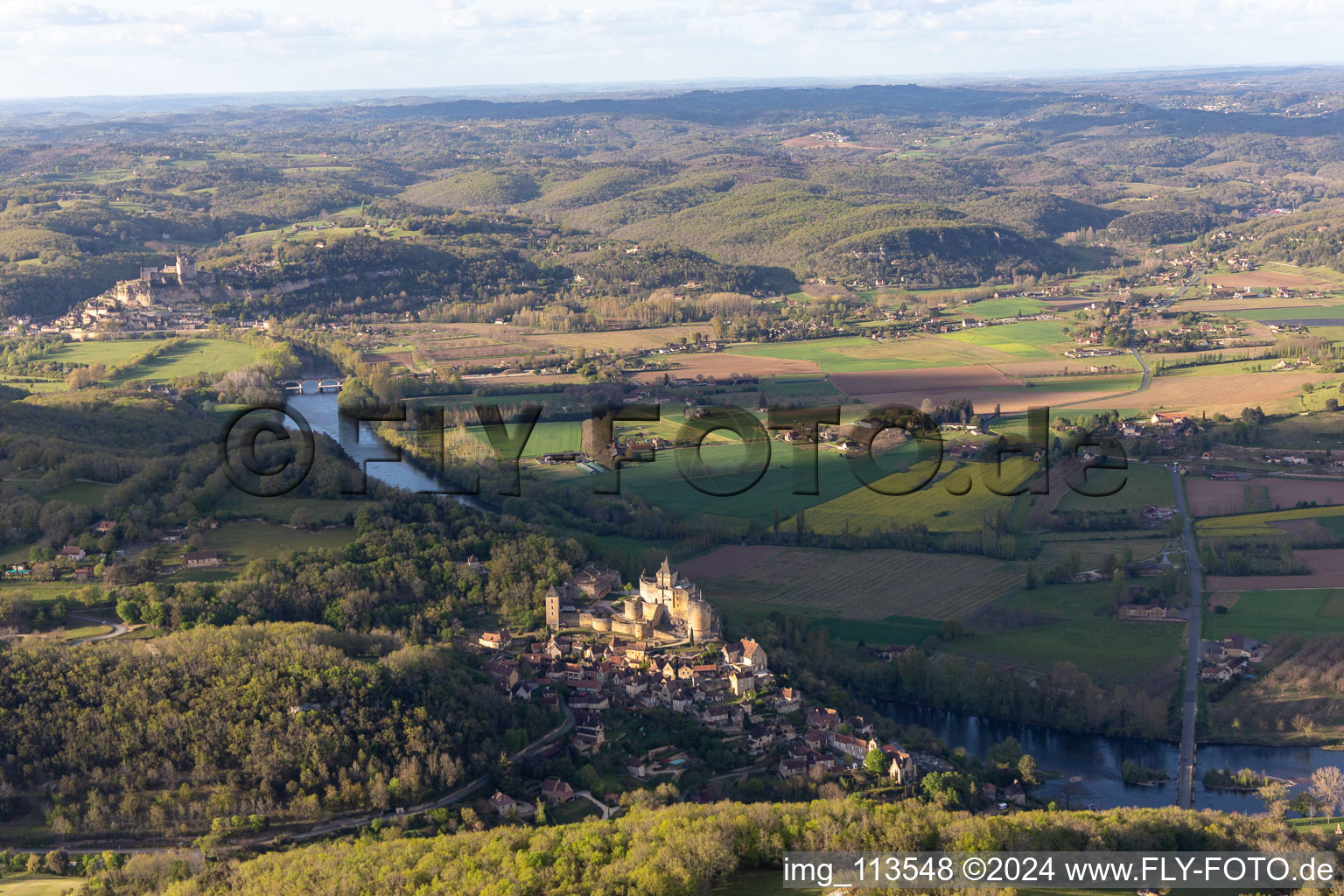 Vue aérienne de Château de Castelnaud-la Chapelle au dessus de la Dordogne à Castelnaud-la-Chapelle dans le département Dordogne, France