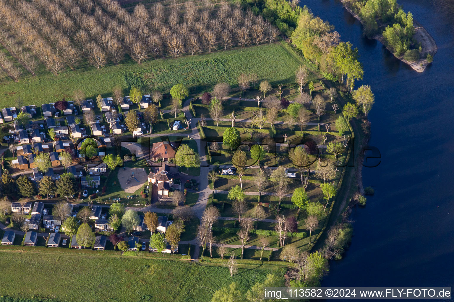 Camping Soleil-Plage en Dordogne à Vitrac dans le département Dordogne, France vue d'en haut