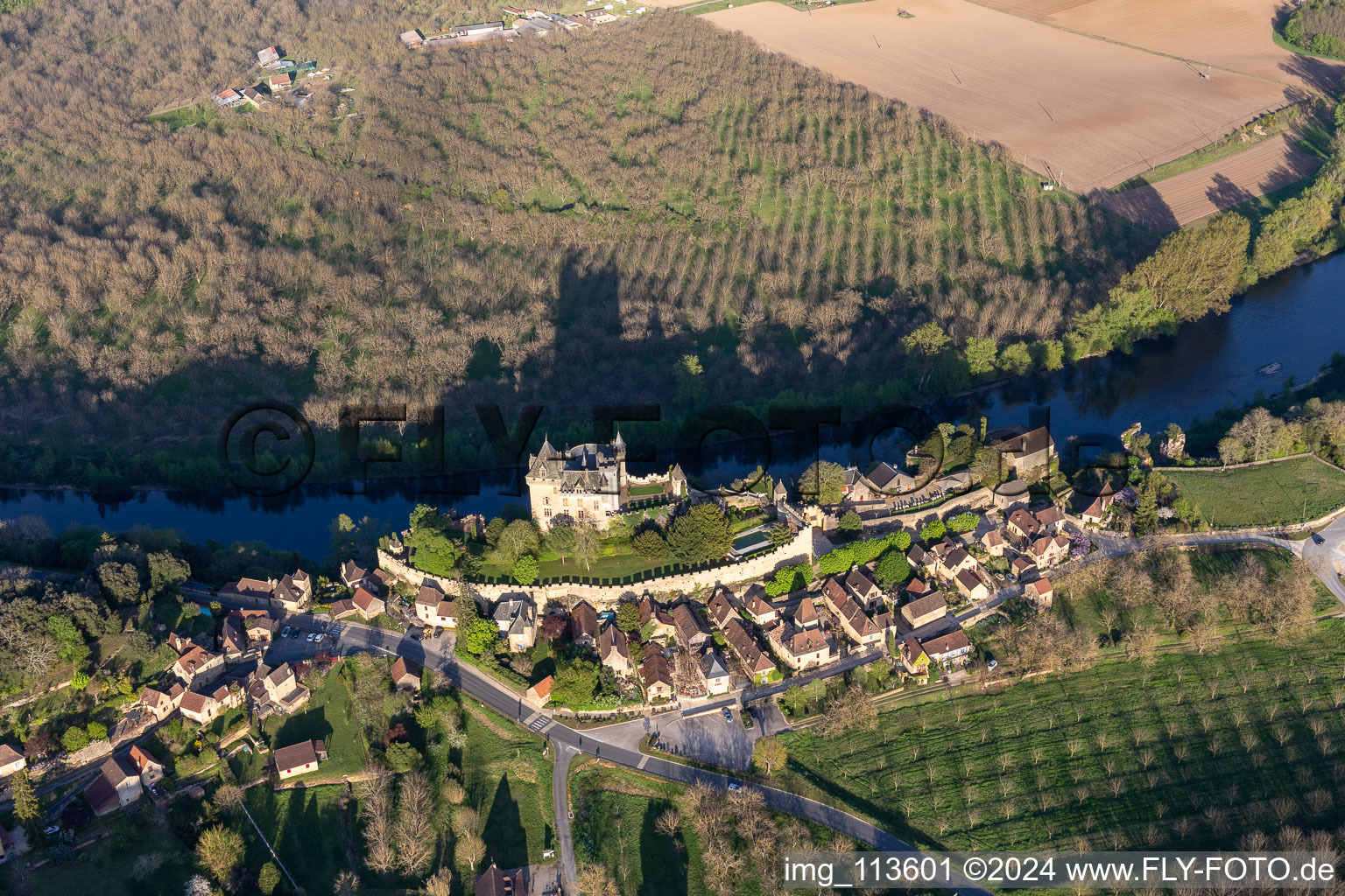 Vue d'oiseau de Montfort à Vitrac dans le département Dordogne, France