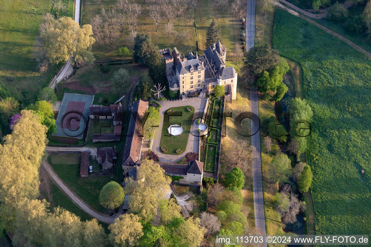 Vue aérienne de Parc du château de Fayrac à Castelnaud-la-Chapelle dans le département Dordogne, France