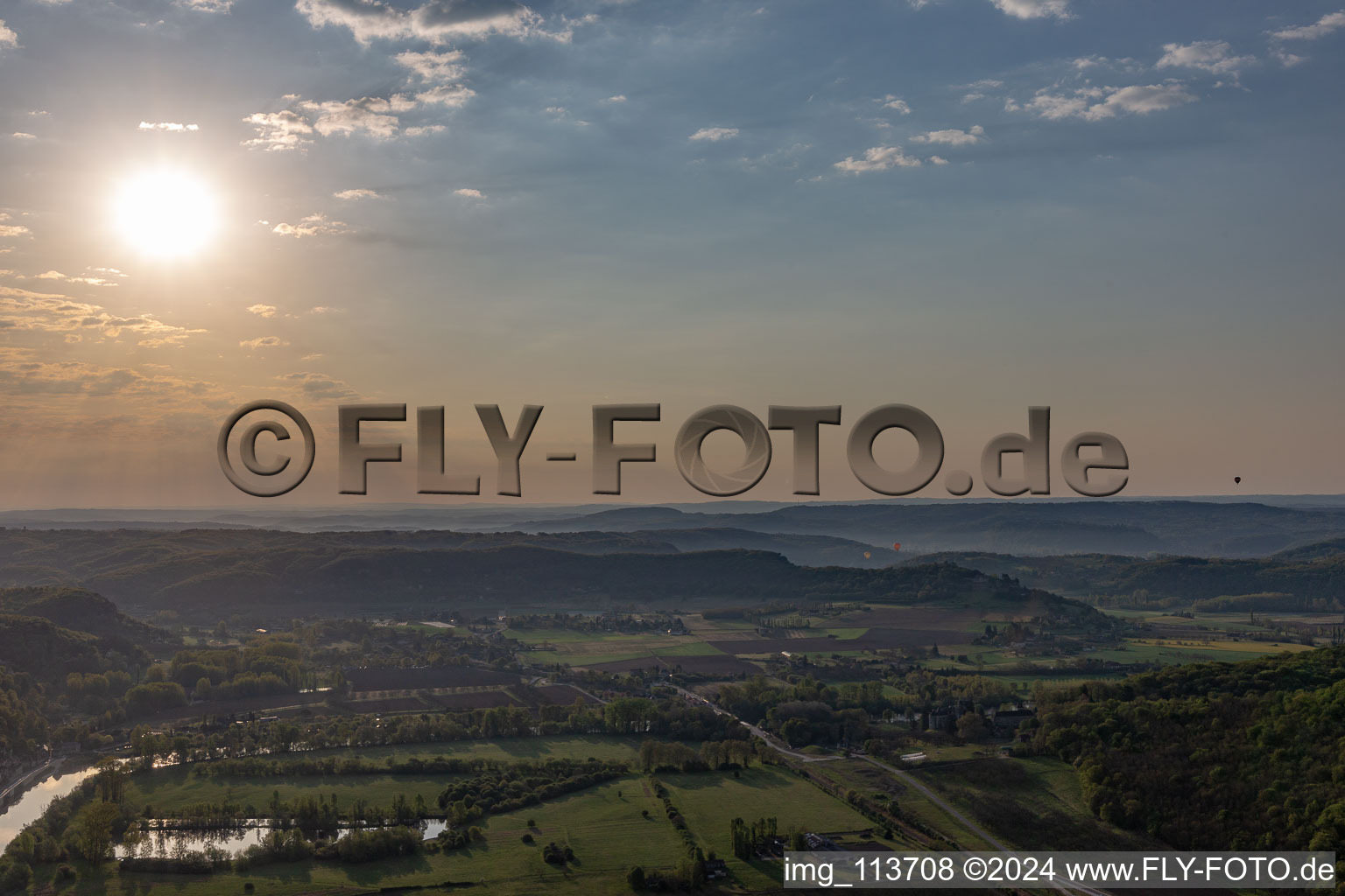Vue aérienne de Saint-Vincent-de-Cosse dans le département Dordogne, France