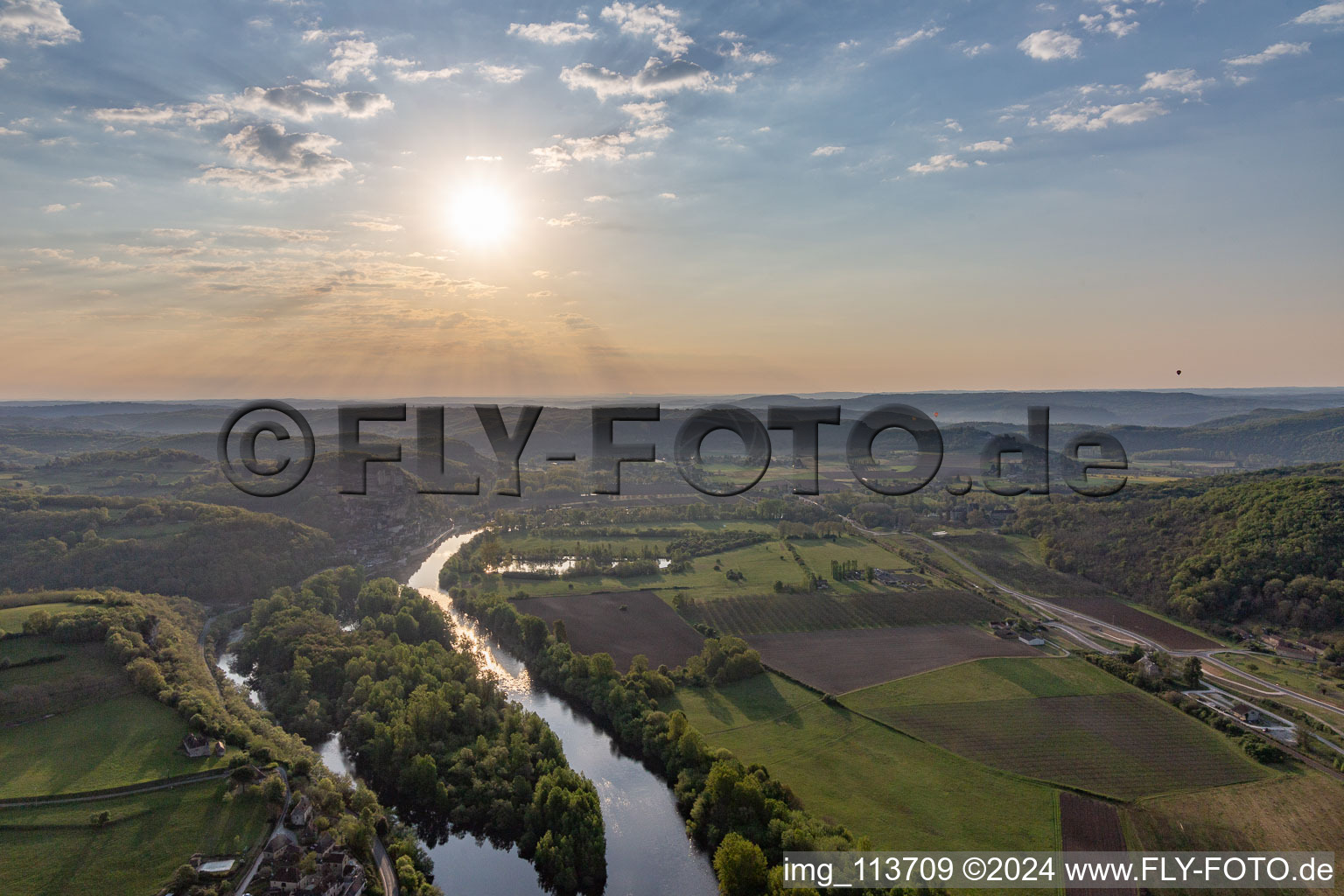 Vue aérienne de Dordogne à Saint-Vincent-de-Cosse dans le département Dordogne, France