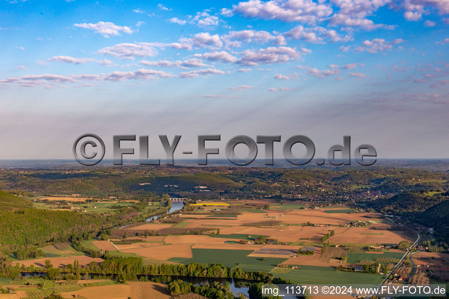 Vue oblique de Saint-Vincent-de-Cosse dans le département Dordogne, France
