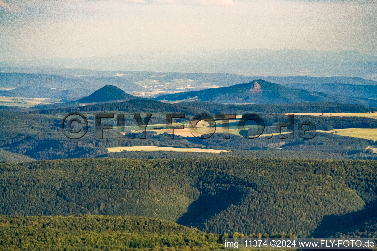 Vue aérienne de Paysage volcanique Hegau de Hohentwiel et Hohenneufen dans le district de Hohentwiel (Hohentwiel) à Singen dans le département Bade-Wurtemberg, Allemagne