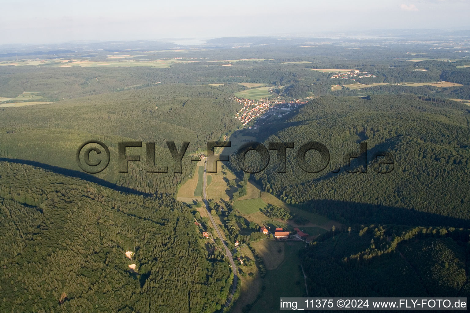 Vue aérienne de Vallée du Weißenbach à le quartier Bachzimmern in Immendingen dans le département Bade-Wurtemberg, Allemagne