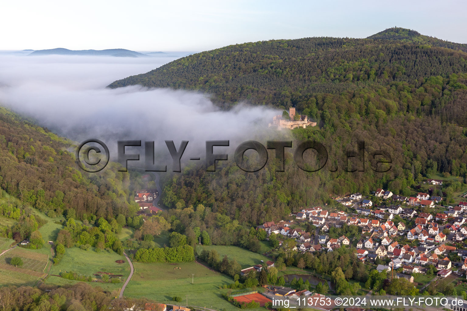 Château de Landeck dans le brouillard du matin à Klingenmünster dans le département Rhénanie-Palatinat, Allemagne d'en haut