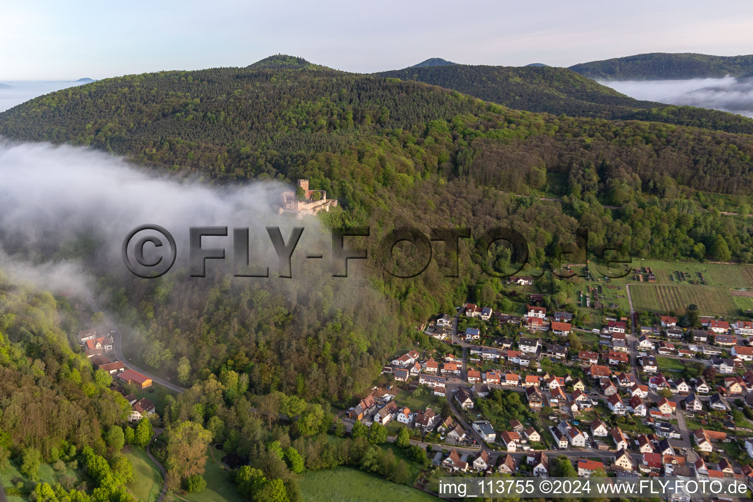 Vue aérienne de Ruines de l'ancien complexe du château Burg Landeck dans la brume matinale à Klingenmünster dans le département Rhénanie-Palatinat, Allemagne