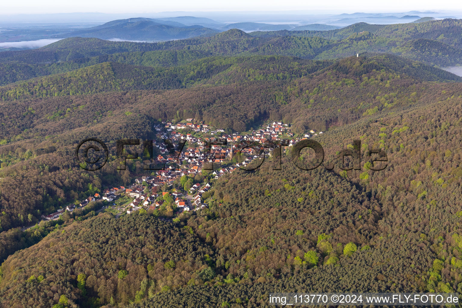 Dörrenbach dans le département Rhénanie-Palatinat, Allemagne du point de vue du drone