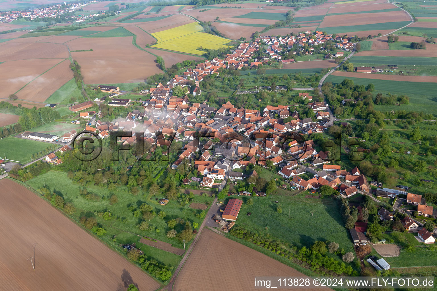 Hunspach dans le département Bas Rhin, France du point de vue du drone