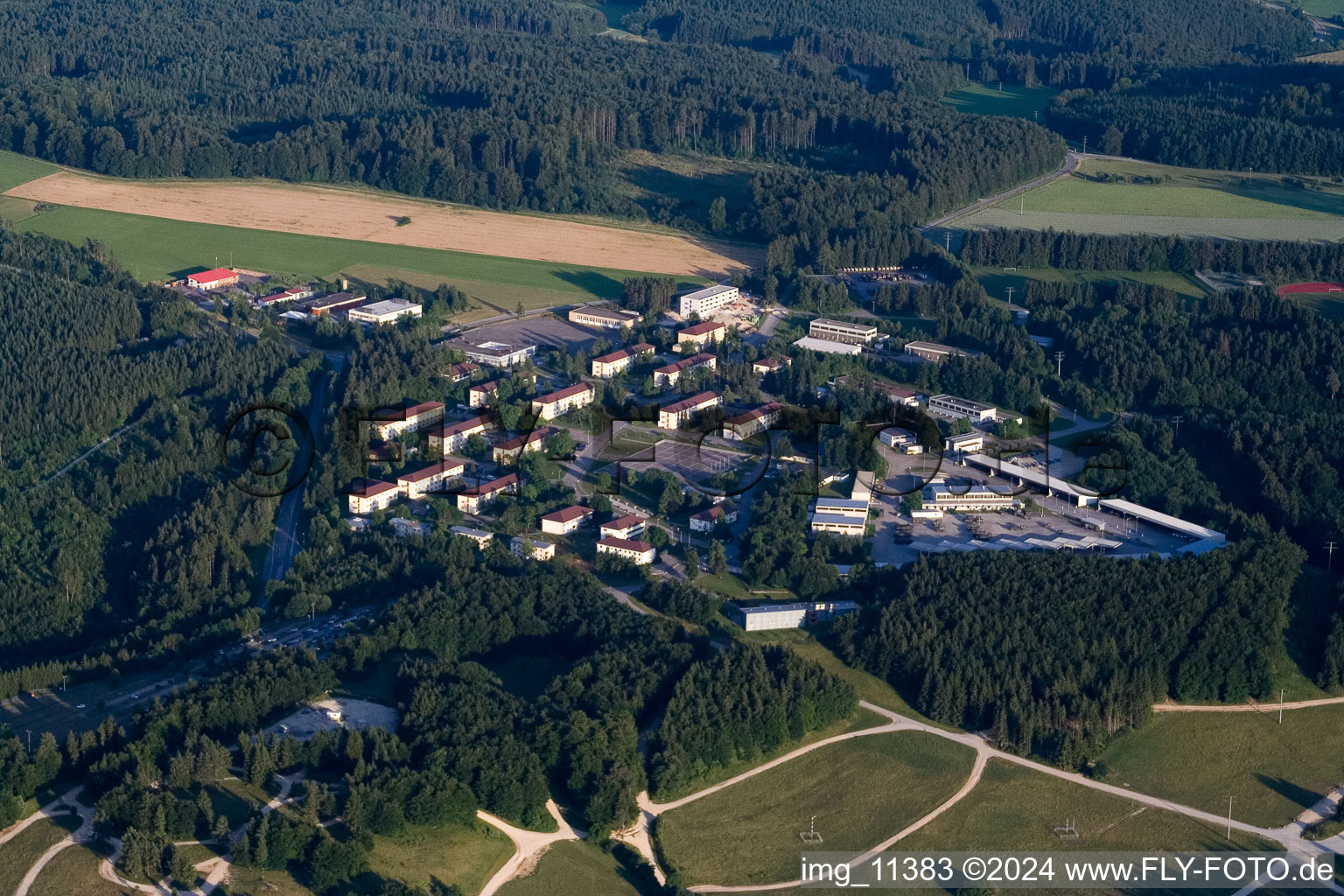 Vue aérienne de Une zone d'entraînement militaire abandonnée est désormais la piste d'essai Daimler à Immendingen dans le département Bade-Wurtemberg, Allemagne