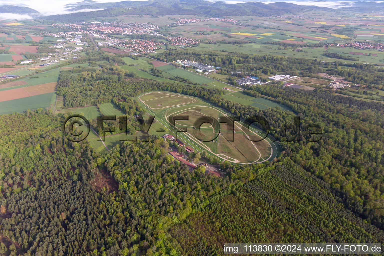 Vue aérienne de Hyppodrome de la Hardt à Wissembourg dans le département Bas Rhin, France