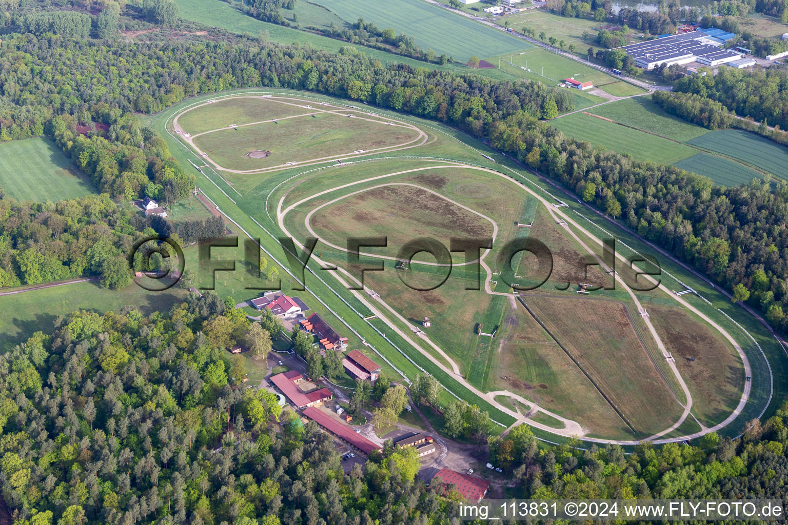 Vue aérienne de Circuit de courses attelées de l'Hippodrome de la Hardt à le quartier Altenstadt in Wissembourg dans le département Bas Rhin, France