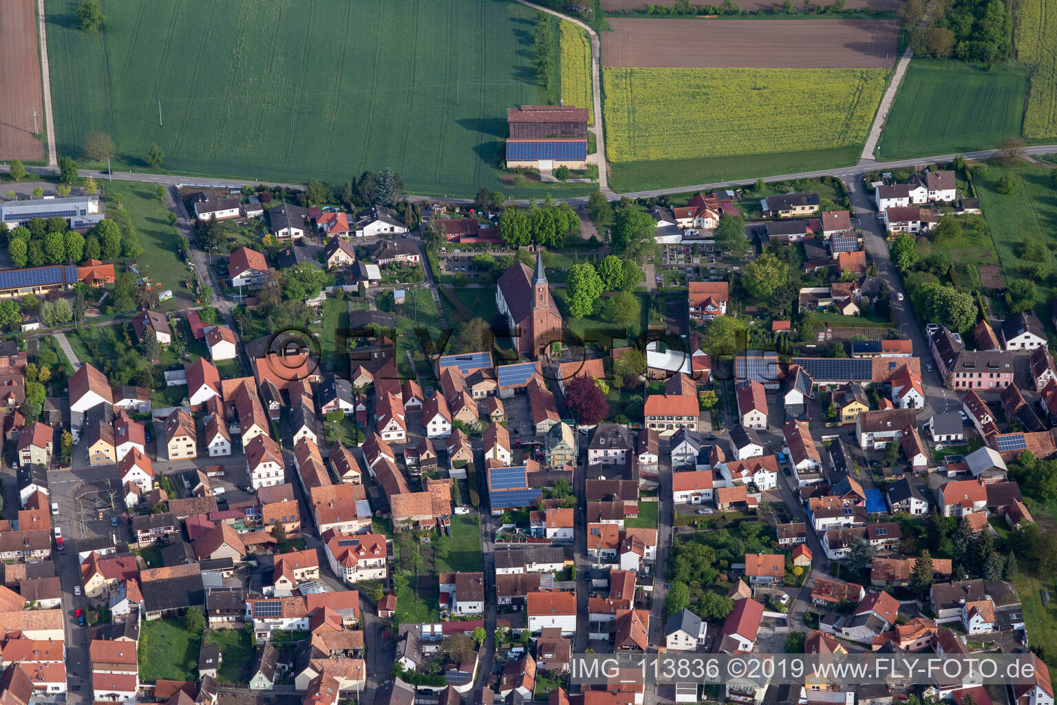 Vue aérienne de Église paroissiale Saint-Ulrich à Kapsweyer dans le département Rhénanie-Palatinat, Allemagne