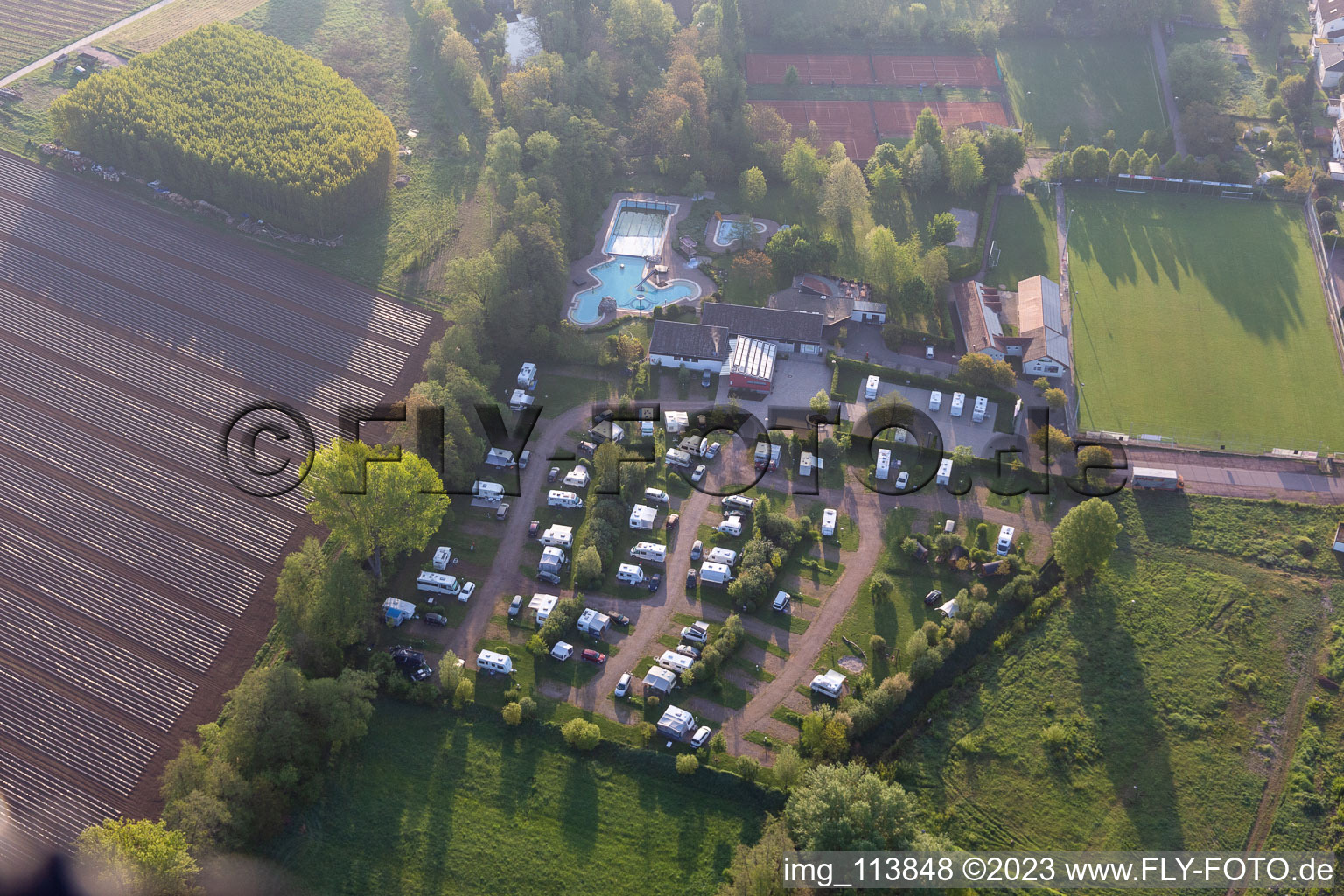 Vue aérienne de Camping à la piscine extérieure Ingenheim à le quartier Ingenheim in Billigheim-Ingenheim dans le département Rhénanie-Palatinat, Allemagne