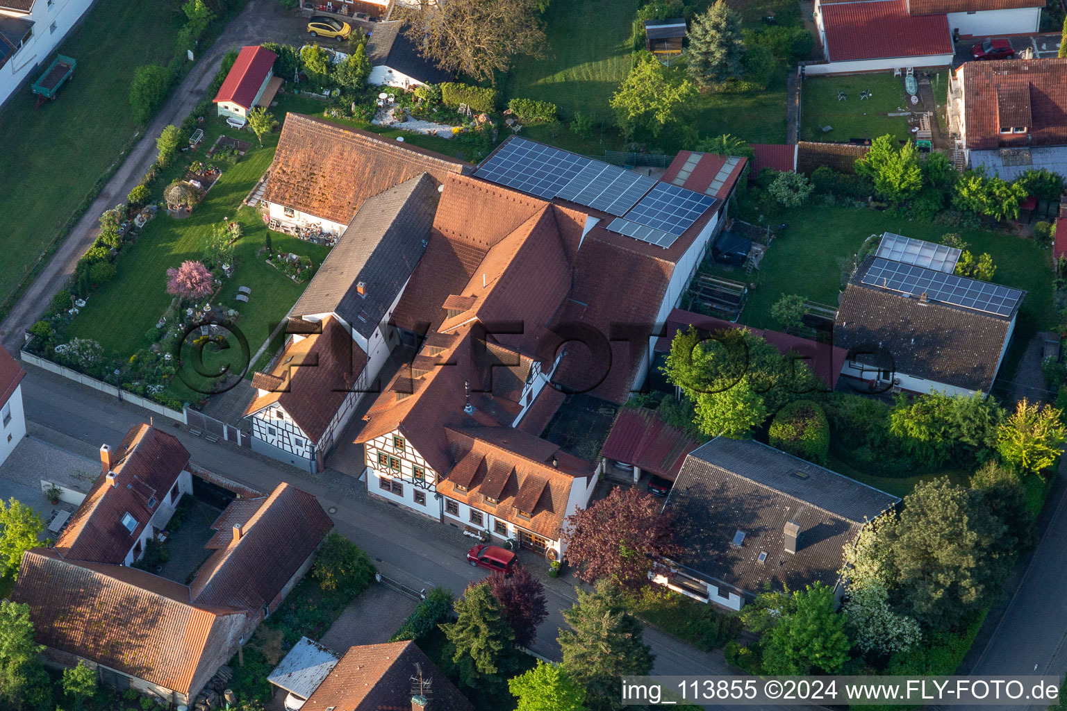 Domaine viticole et bar à vin Vogler à le quartier Heuchelheim in Heuchelheim-Klingen dans le département Rhénanie-Palatinat, Allemagne d'en haut