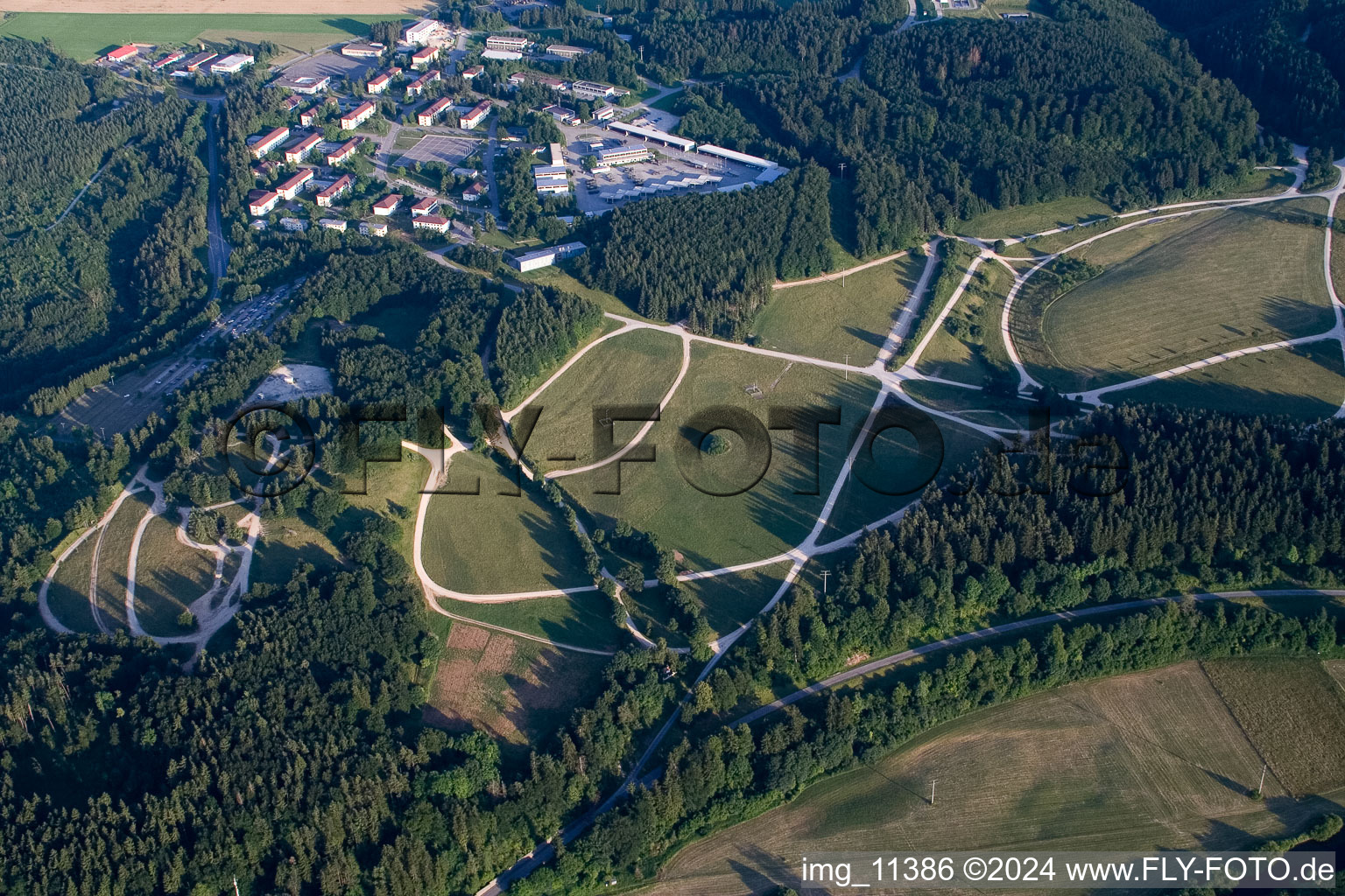 Vue aérienne de Une zone d'entraînement militaire abandonnée est désormais la piste d'essai Daimler à Immendingen dans le département Bade-Wurtemberg, Allemagne