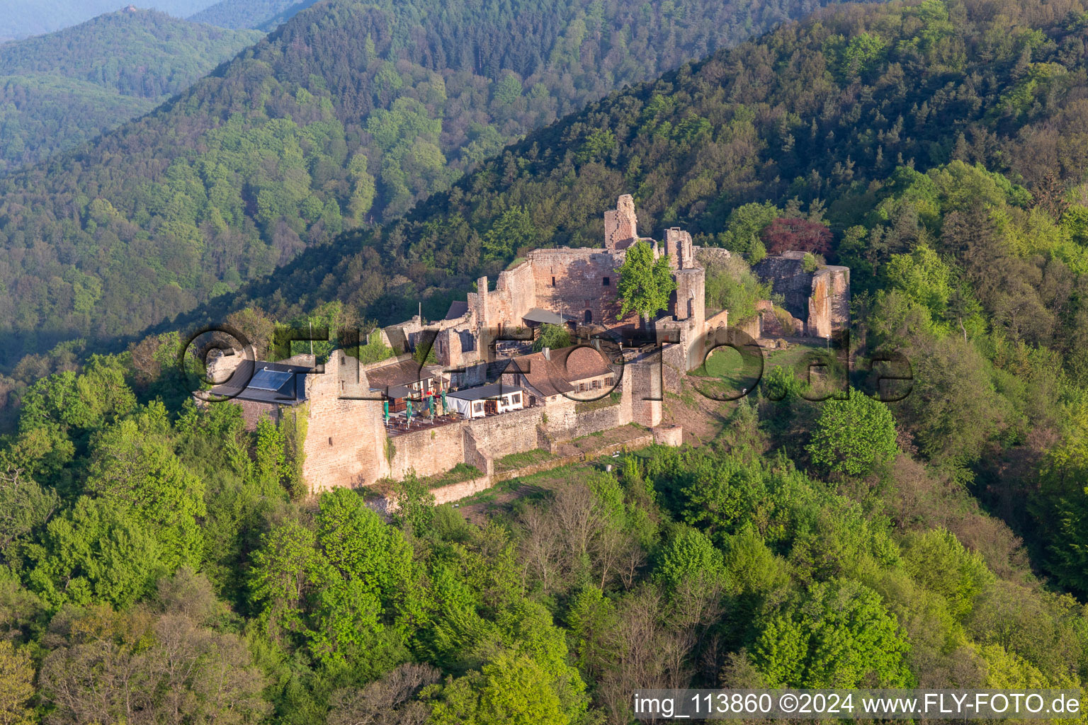 Vue aérienne de Madenbourg à Eschbach dans le département Rhénanie-Palatinat, Allemagne