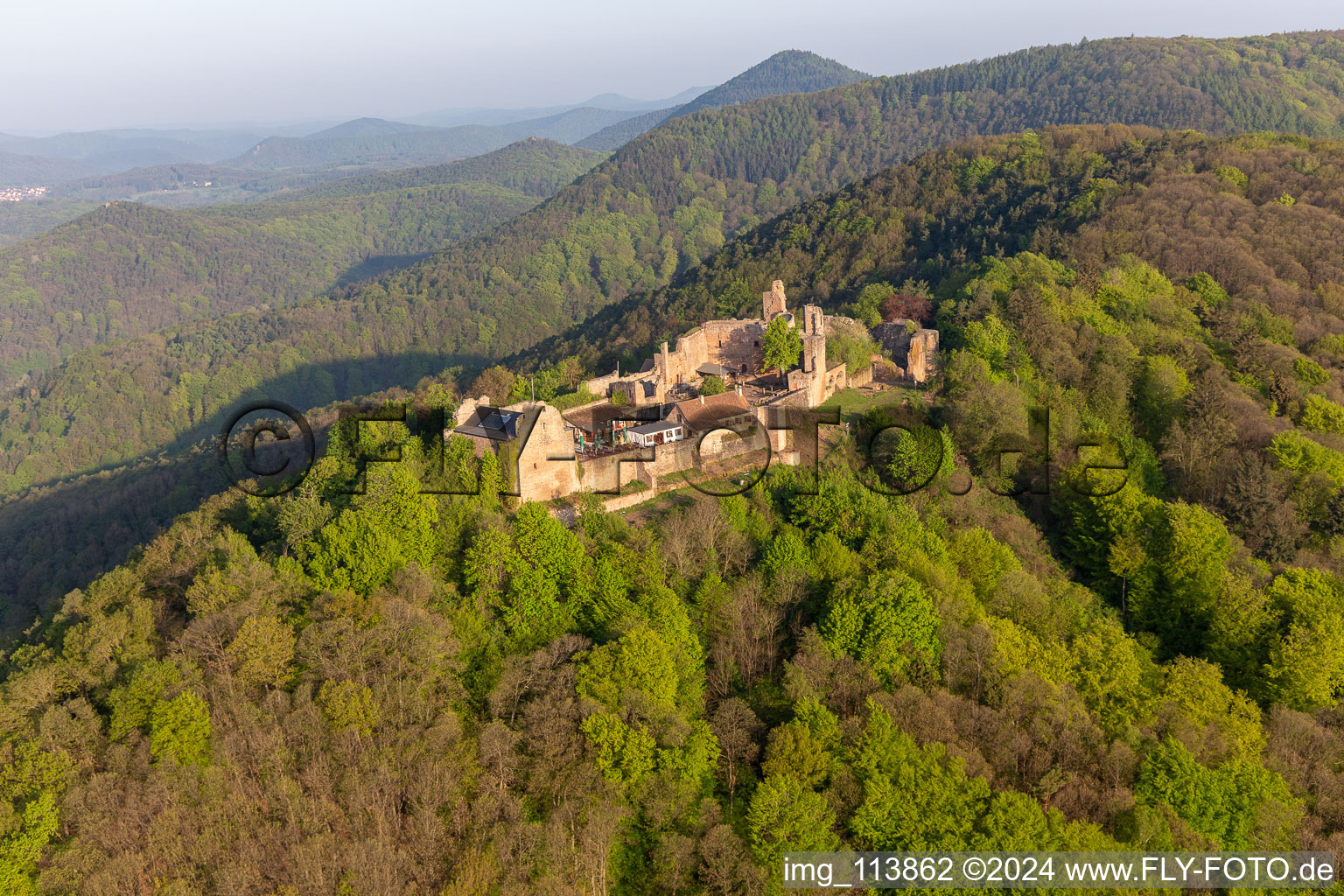 Vue aérienne de Ruines et vestiges des murs de l'ancien complexe du château de Madenburg à Eschbach dans le département Rhénanie-Palatinat, Allemagne