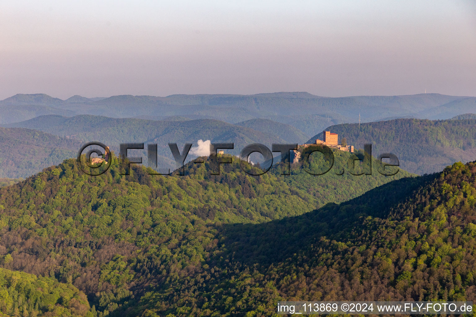 Vue aérienne de Châteaux de Trifels, Scharfeneck et Anebos au-dessus de la forêt du Palatinat à Annweiler am Trifels dans le département Rhénanie-Palatinat, Allemagne