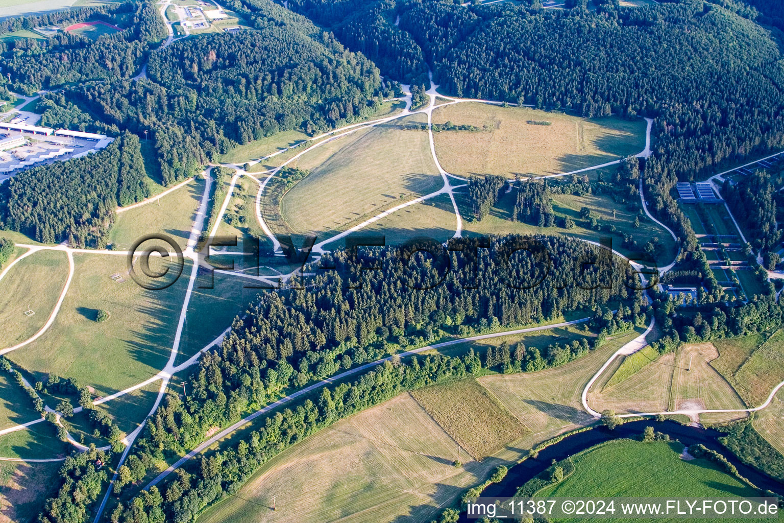 Vue aérienne de Boucle courbe des zones riveraines le long du Danube à le quartier Möhringen in Tuttlingen dans le département Bade-Wurtemberg, Allemagne