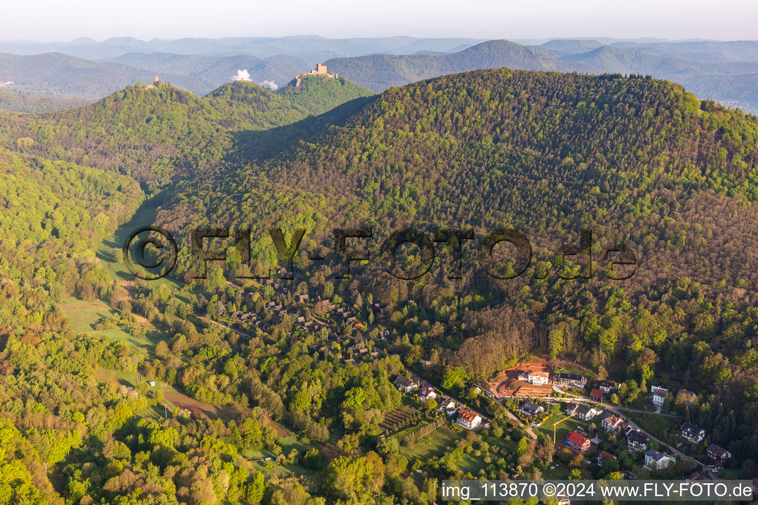 Vue aérienne de Maison de vacances Slevogtstrasse sous le Hohenberg devant les 3 châteaux d'Annweiler à Leinsweiler dans le département Rhénanie-Palatinat, Allemagne