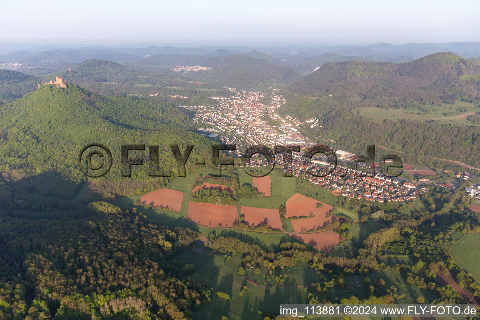 Annweiler am Trifels dans le département Rhénanie-Palatinat, Allemagne depuis l'avion