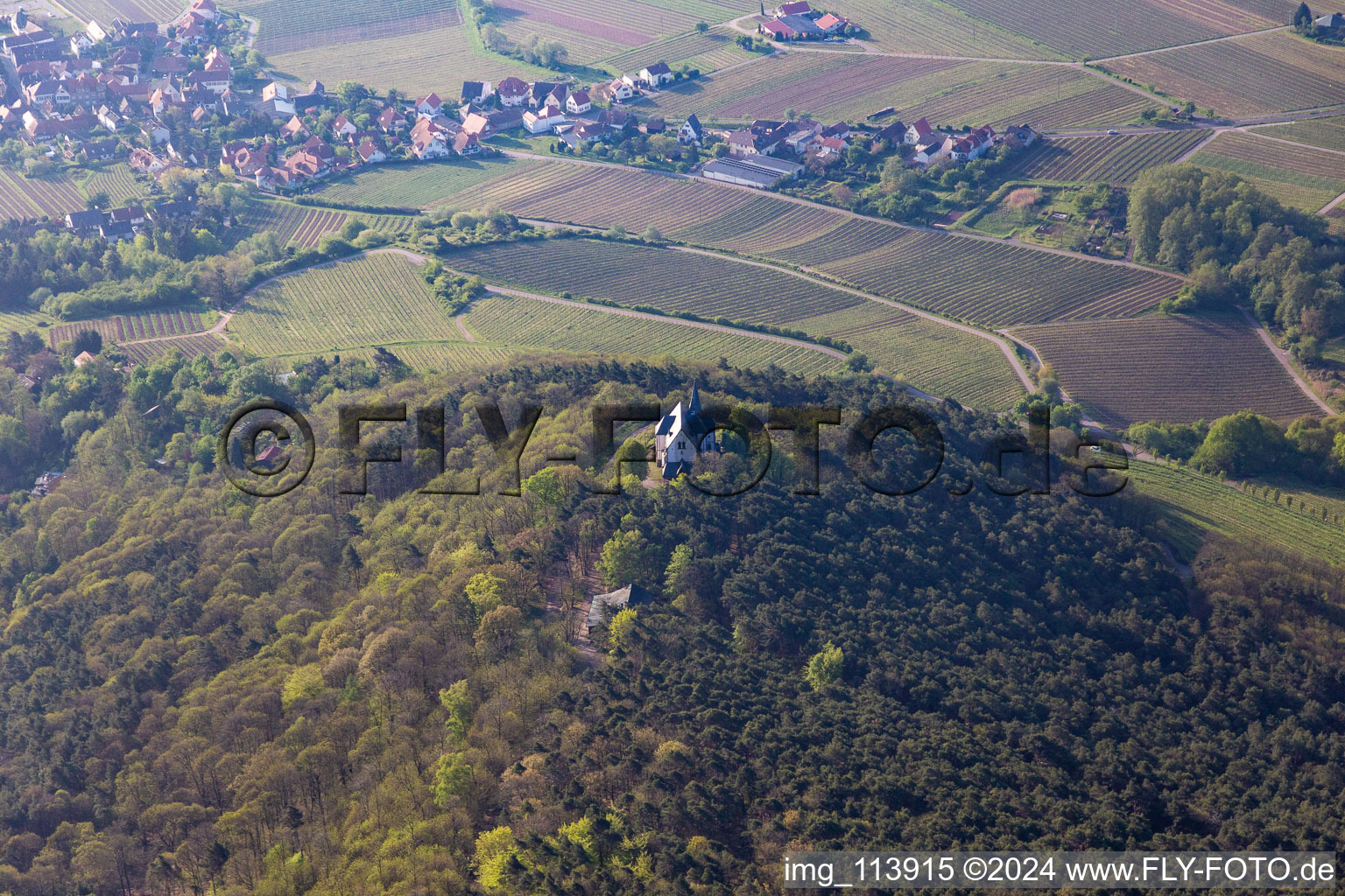 Vue aérienne de St., chapelle Anna sur le Teufelsberg à Burrweiler dans le département Rhénanie-Palatinat, Allemagne