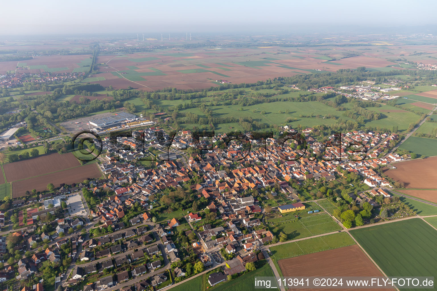 Rohrbach dans le département Rhénanie-Palatinat, Allemagne du point de vue du drone