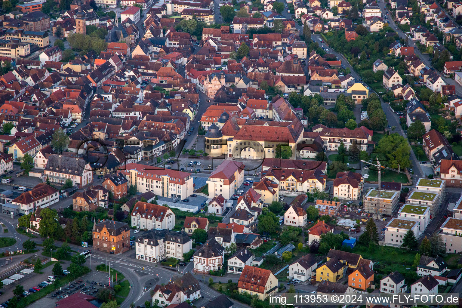 Bad Bergzabern dans le département Rhénanie-Palatinat, Allemagne vu d'un drone