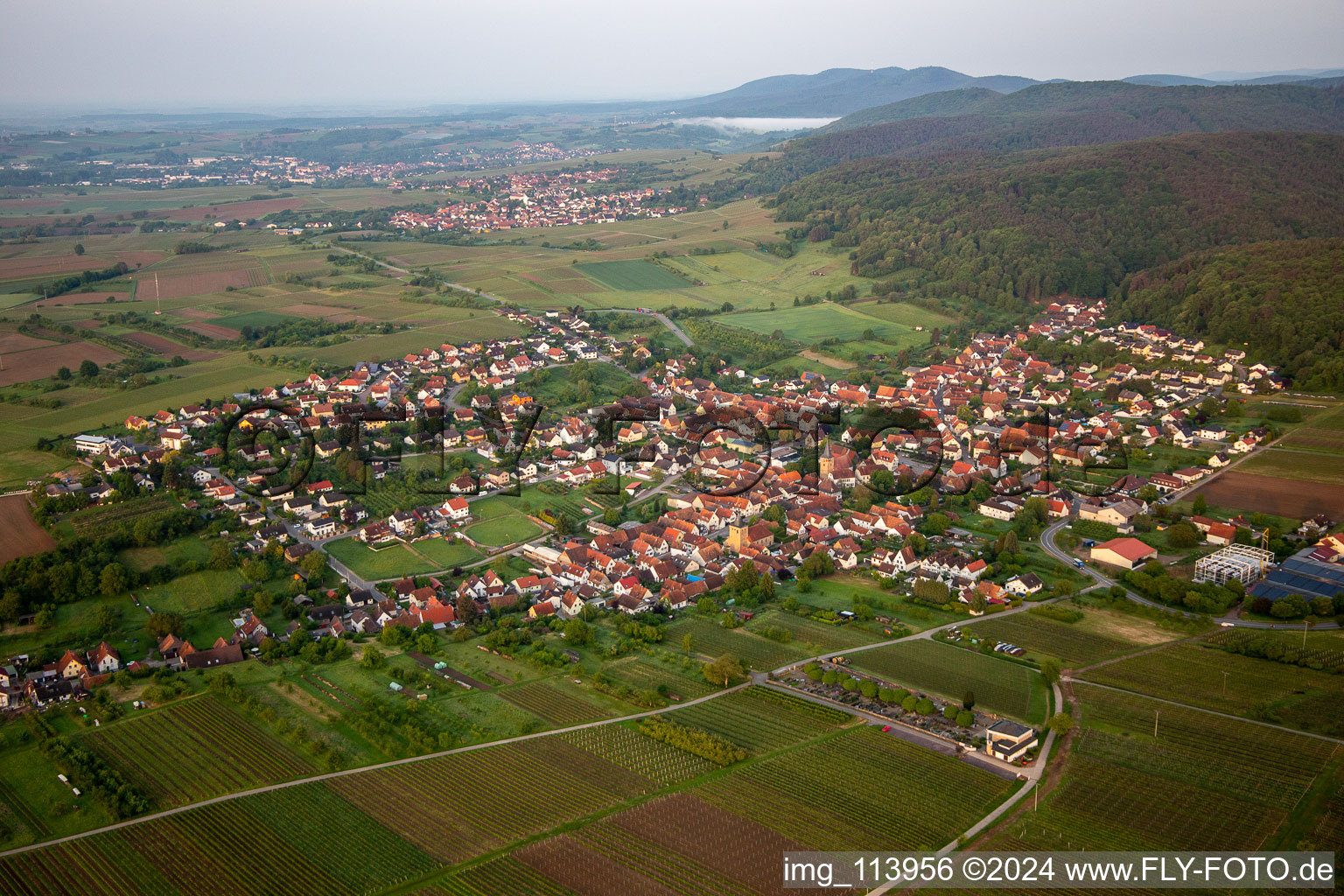 Vue d'oiseau de Oberotterbach dans le département Rhénanie-Palatinat, Allemagne