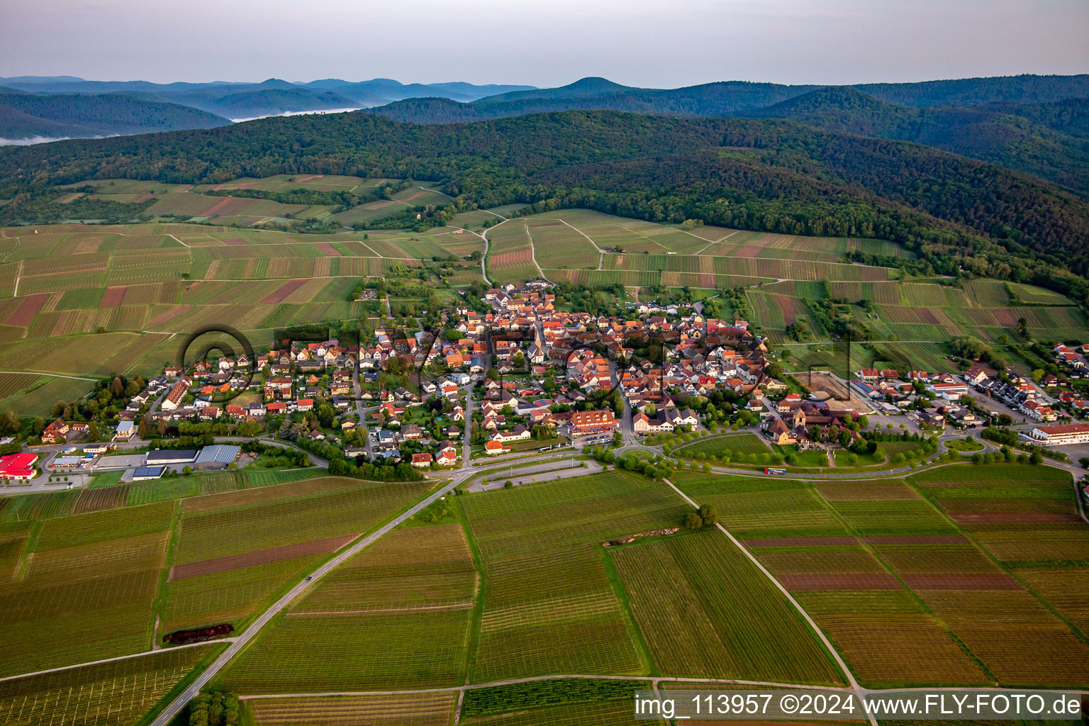 Quartier Schweigen in Schweigen-Rechtenbach dans le département Rhénanie-Palatinat, Allemagne vu d'un drone