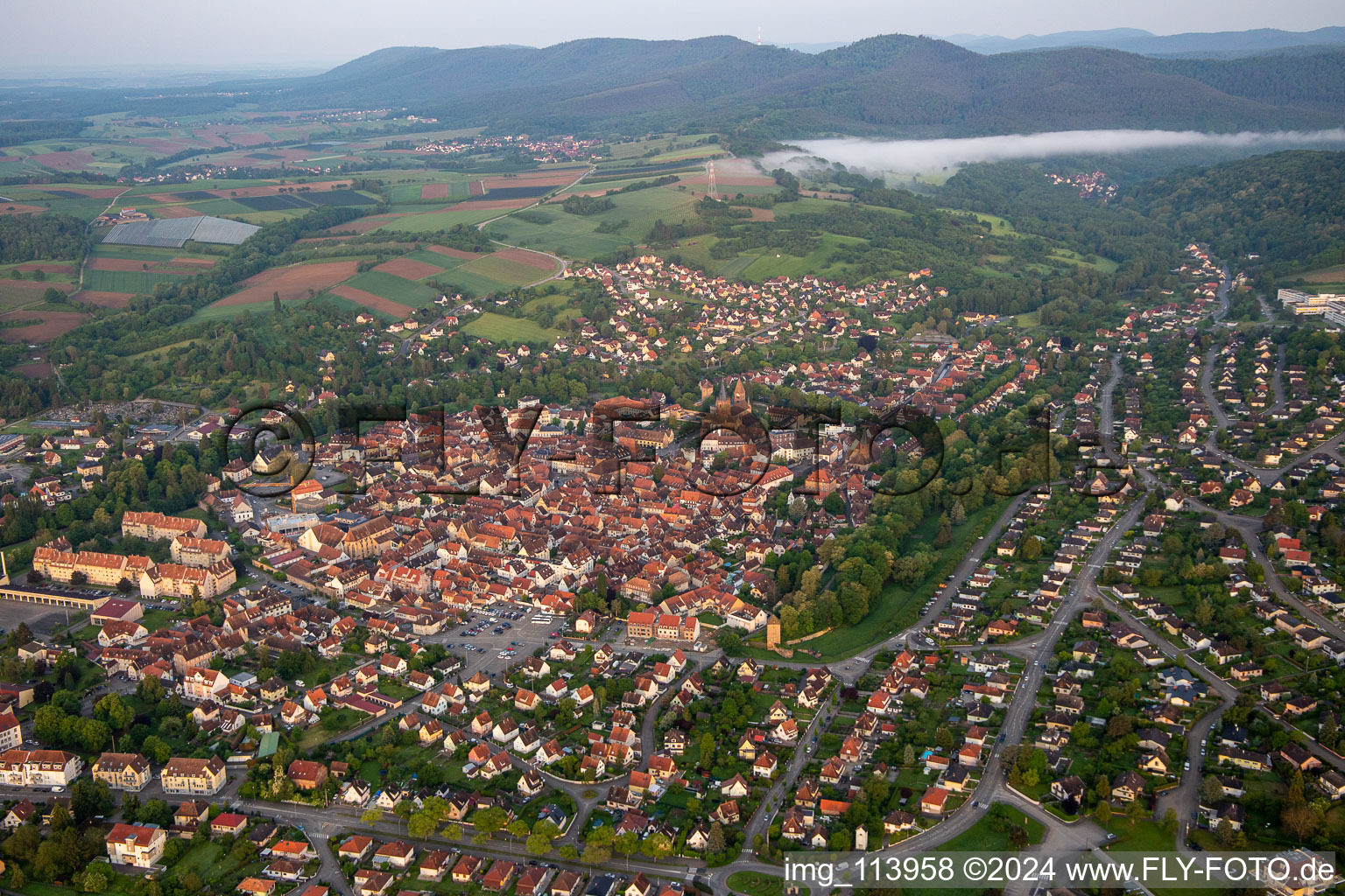 Wissembourg dans le département Bas Rhin, France vu d'un drone