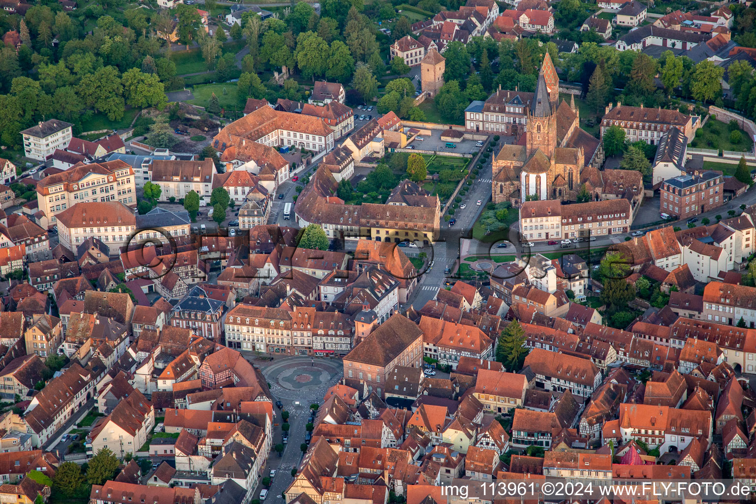 Vue aérienne de Place circulaire devant l'Office de Tourisme à Wissembourg dans le département Bas Rhin, France