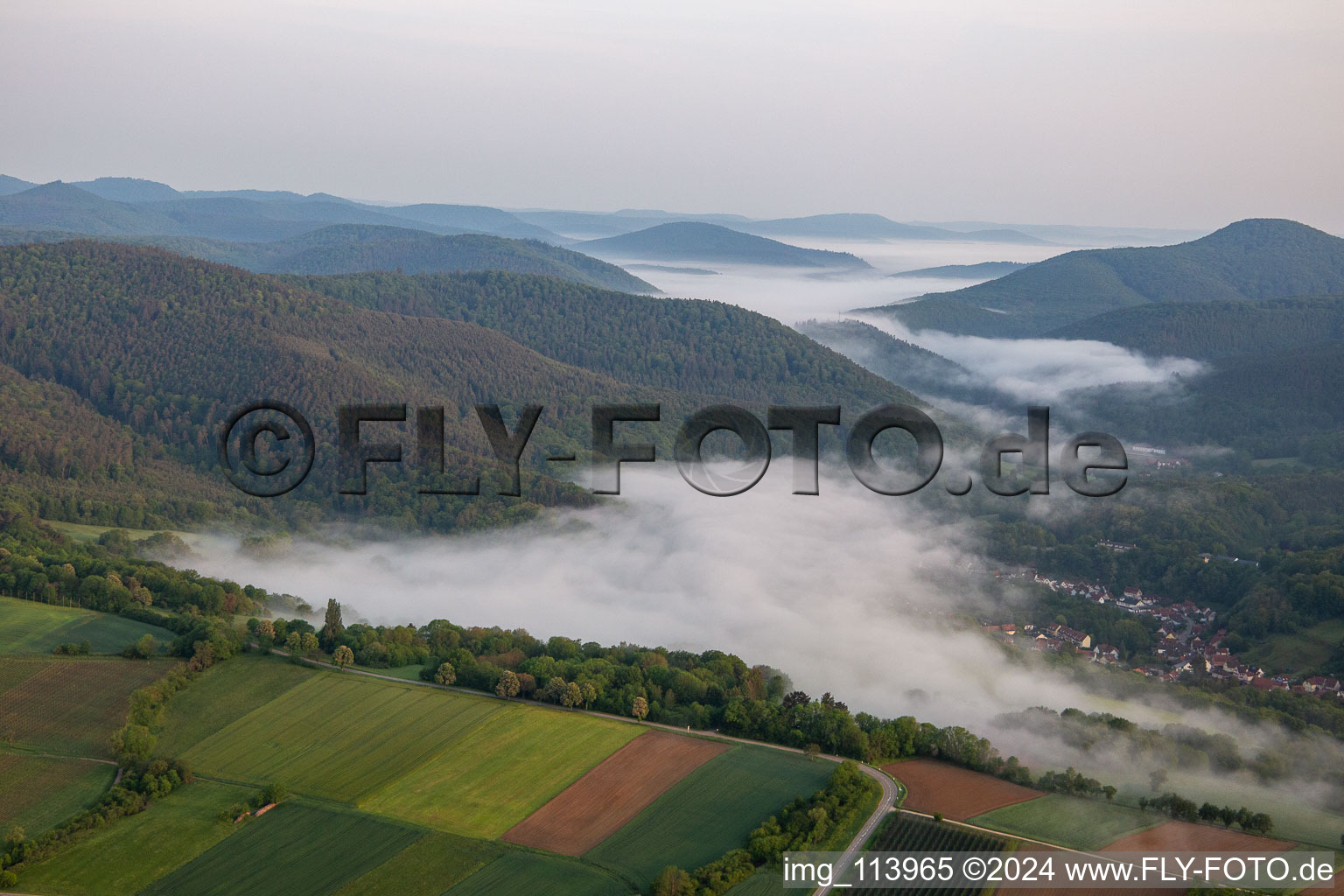 Vue aérienne de Vallée de Wieslautern à le quartier Weiler in Wissembourg dans le département Bas Rhin, France