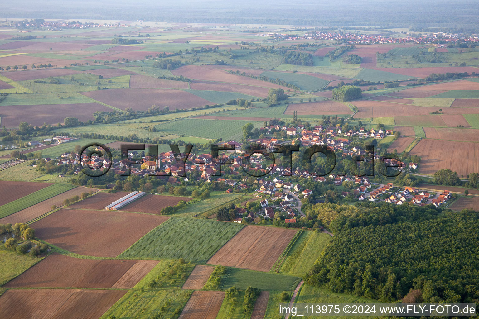 Vue d'oiseau de Kutzenhausen dans le département Bas Rhin, France