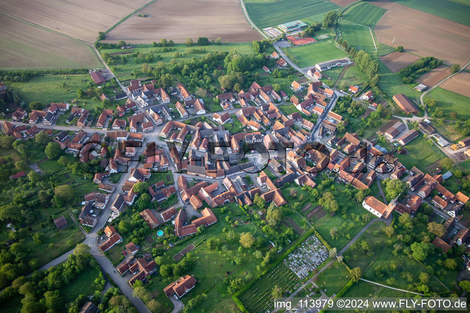 Vue aérienne de Vue sur le village à Hunspach dans le département Bas Rhin, France